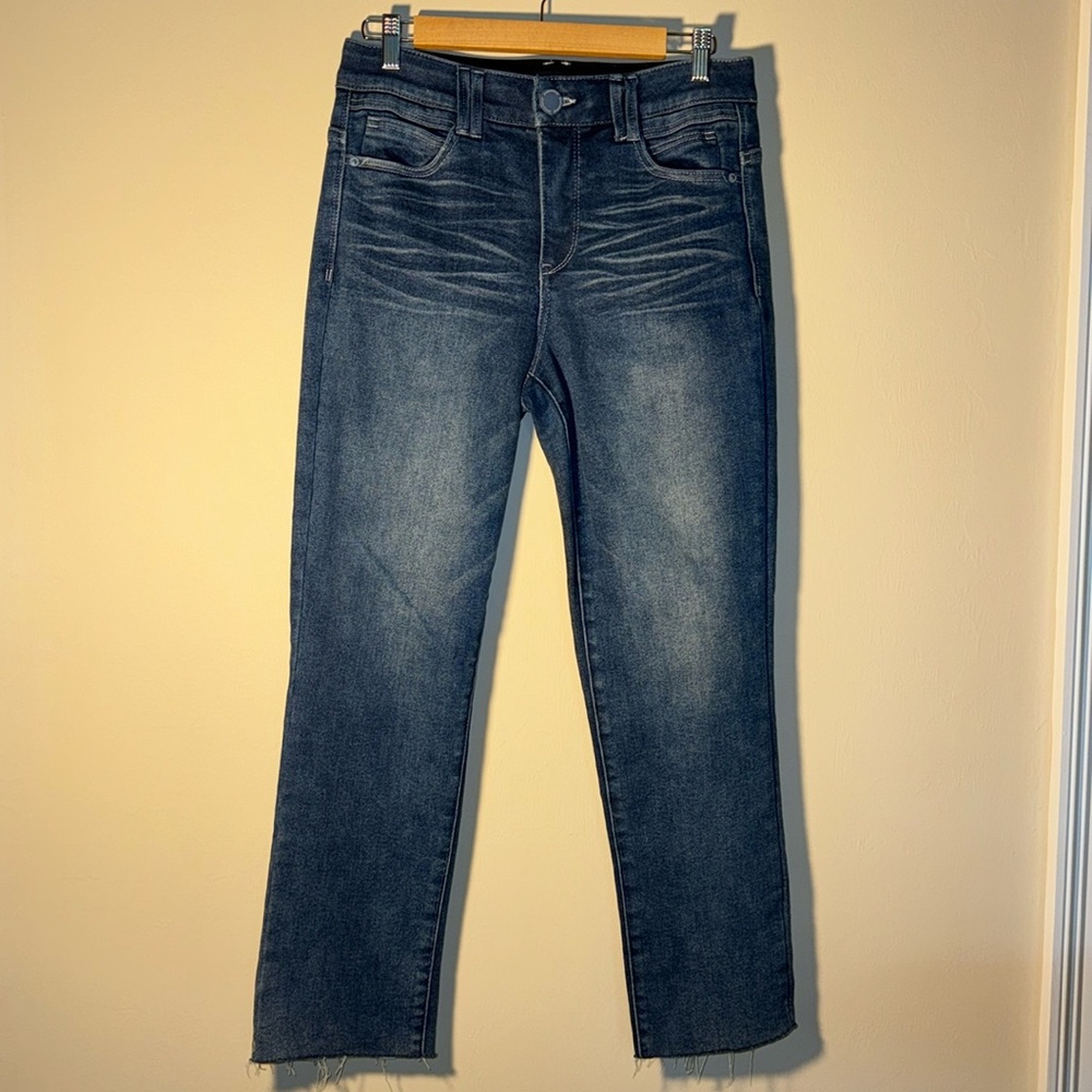 NWOT Women’s  Democracy Blue Jeans “AB” Technology Size 10 frayed cuff